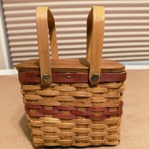 Auntie Em's Boyds Collection Picnic Basket w/lid Perfect Condition and Patina